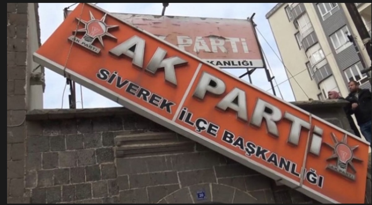 Siverek’te 20 yıllık AKP tabelası indirildi