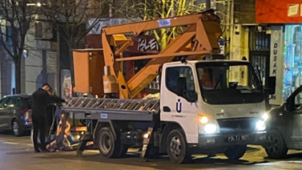 Belediye araçlarıyla AKP'li adayın afişleri asıldı