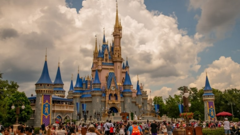 TikTok kullanıcısı 46 yıllık biletle Disney World’e girdi
