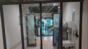Hastane kapısını tekmeleyen avukat tutuklandı