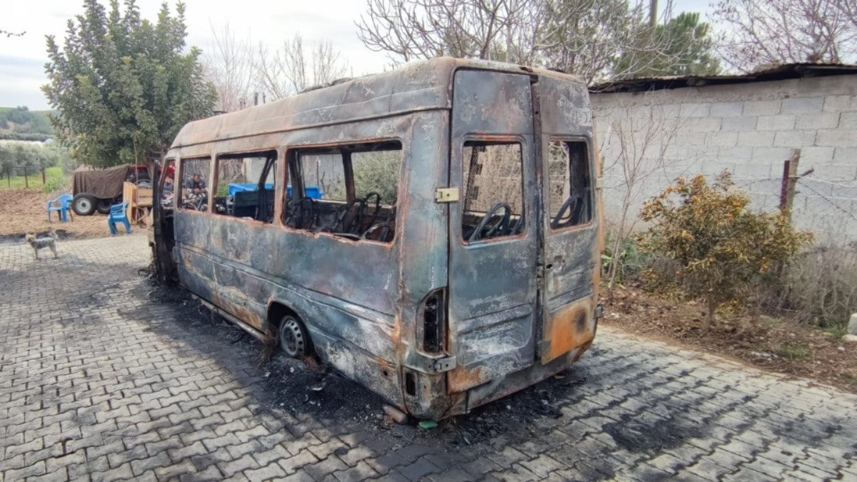 AKP adayının seçim minibüsü kundaklandı