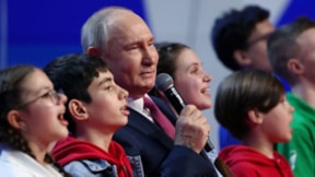 Putin gençlerle sahnede şov yaptı