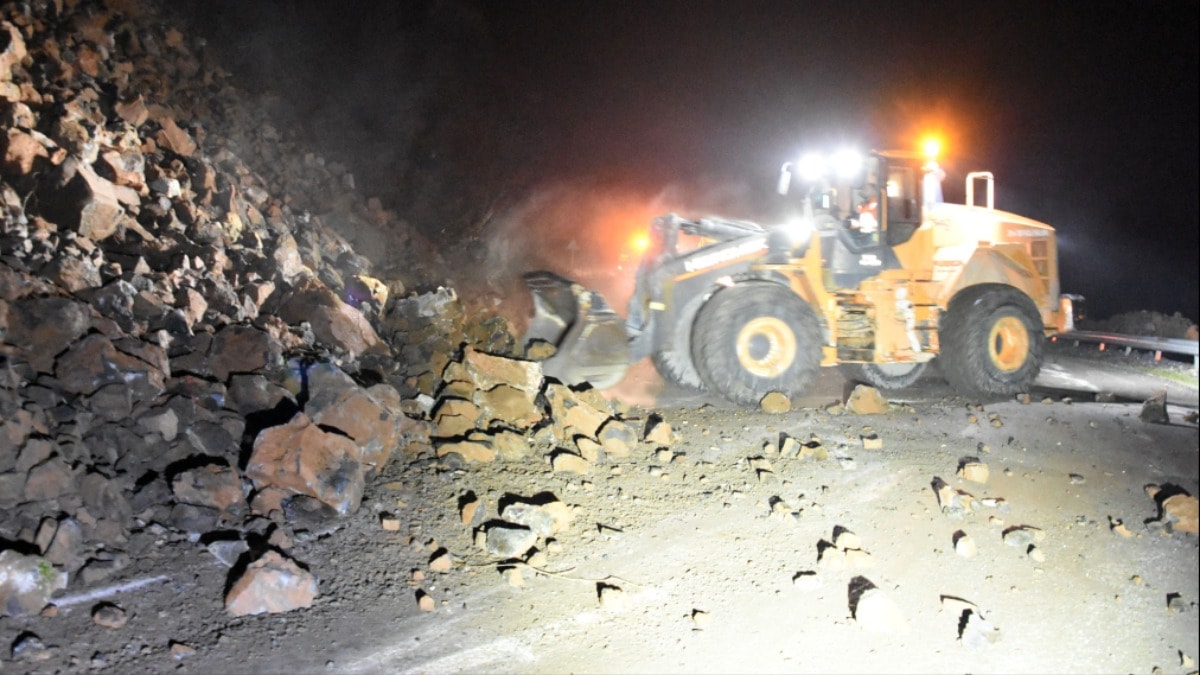 Bitlis-Baykan kara yolunda heyelan