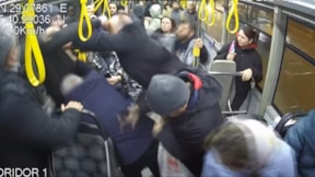 Otobüste yer isteyen kadına yumruk attı:  Ev hapsi cezası aldı