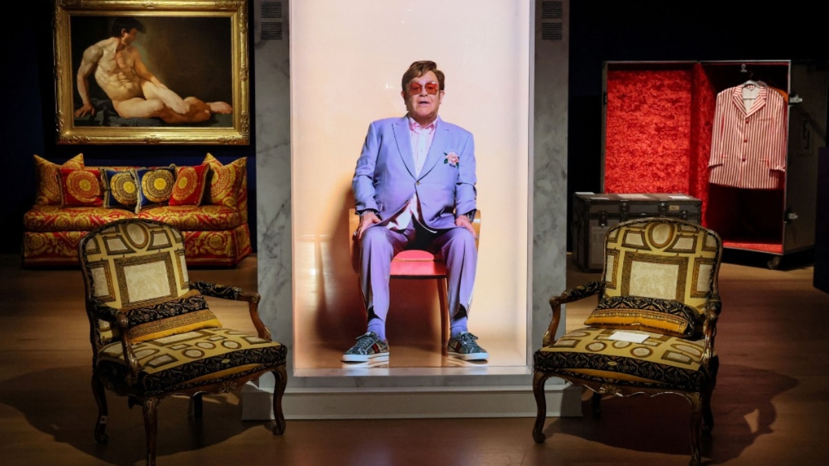 Elton John'un eşyaları açık artırmaya çıktı