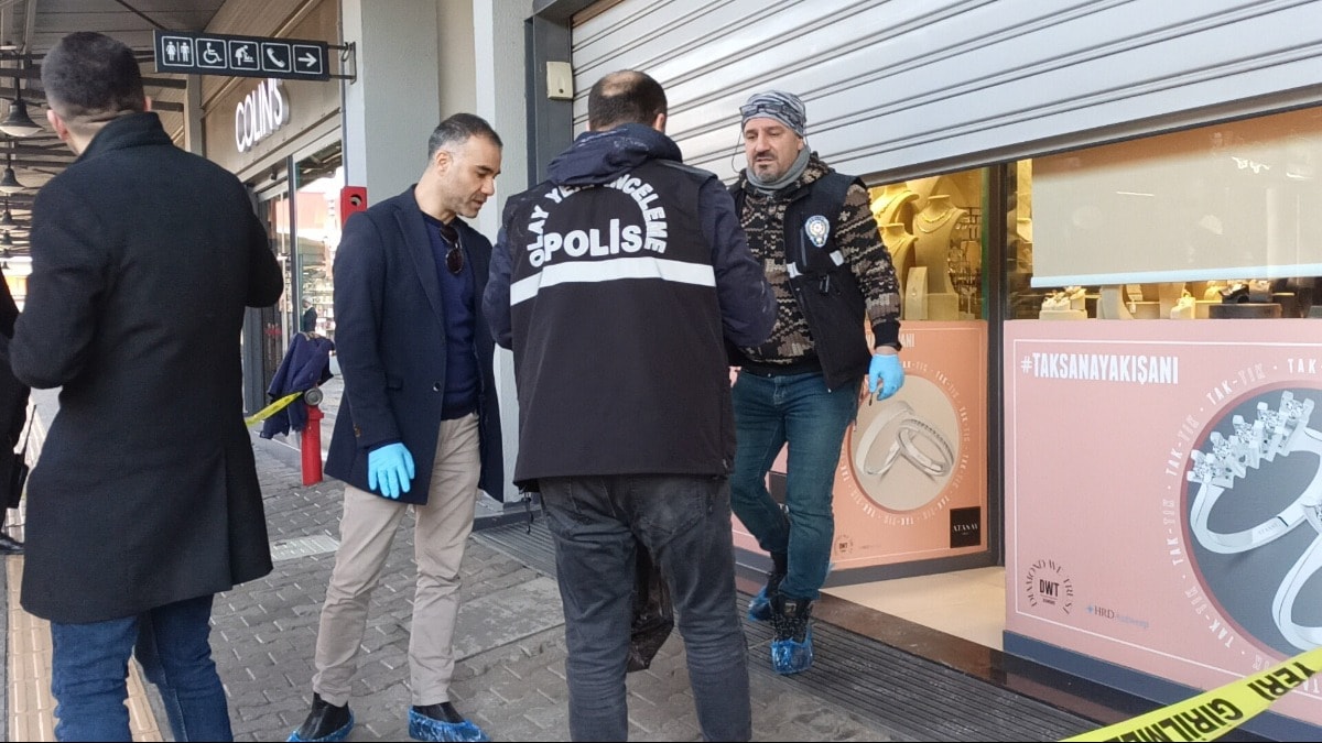 AVM'de inanılmaz soygun: Çatıdan girip altınları çaldılar