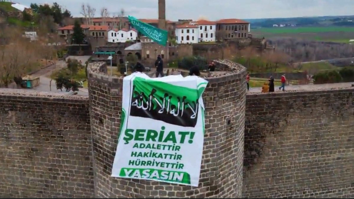 Diyarbakır'ı 'yaşasın şeriat' pankartlarıyla 'süslediler'