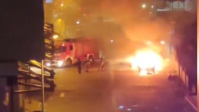 Otomobil alev alev yandı: İtfaiyeciler ölümden döndü
