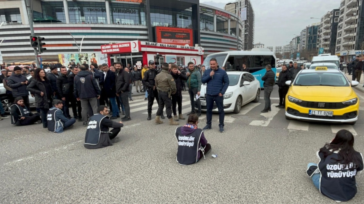 DEM Partili vekiller yol kapatıp, eylem yaptı
