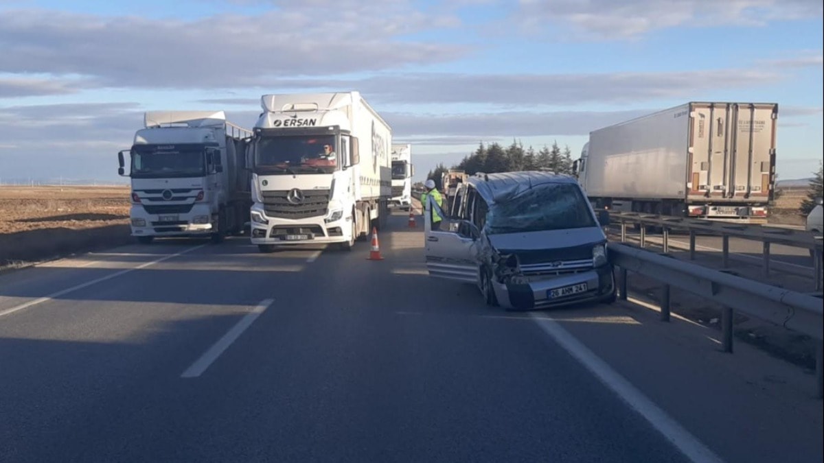 Hafif ticari araç, TIR'a çarptı; 1 ölü