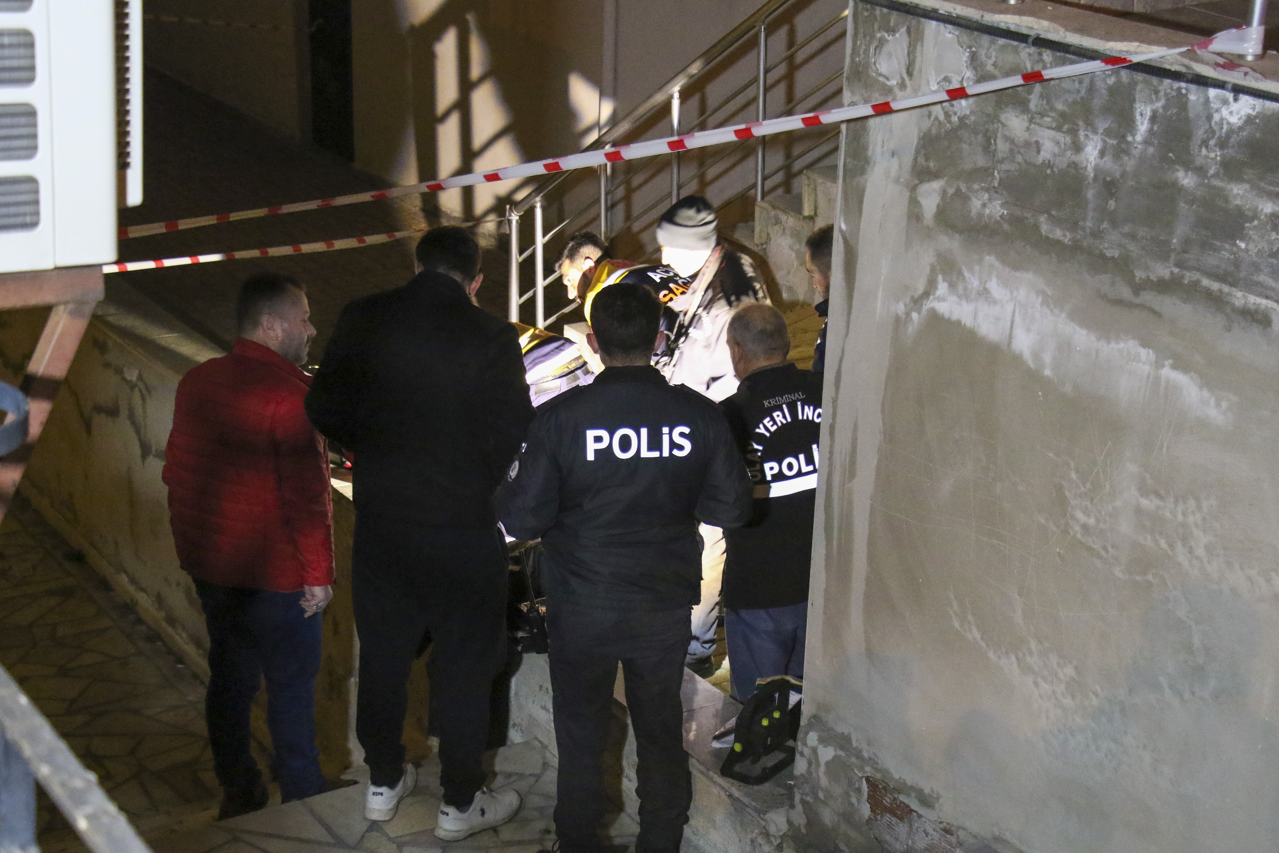 Uşak'ta yaşayan bir adam apartmanın önünde ölü bulundu - Resim : 1