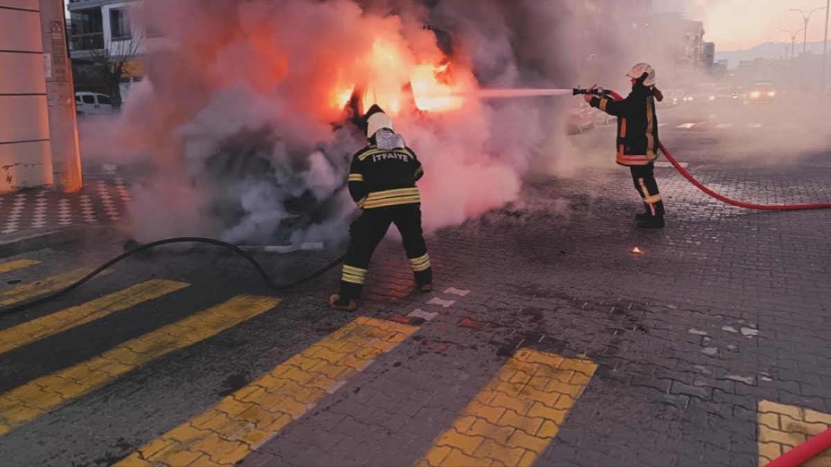 Seyir halindeyken alev alan servis minibüsü yandı