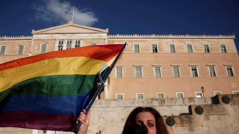 Yunanistan'da bir ilk! Eşcinsel evlilik kabul edildi