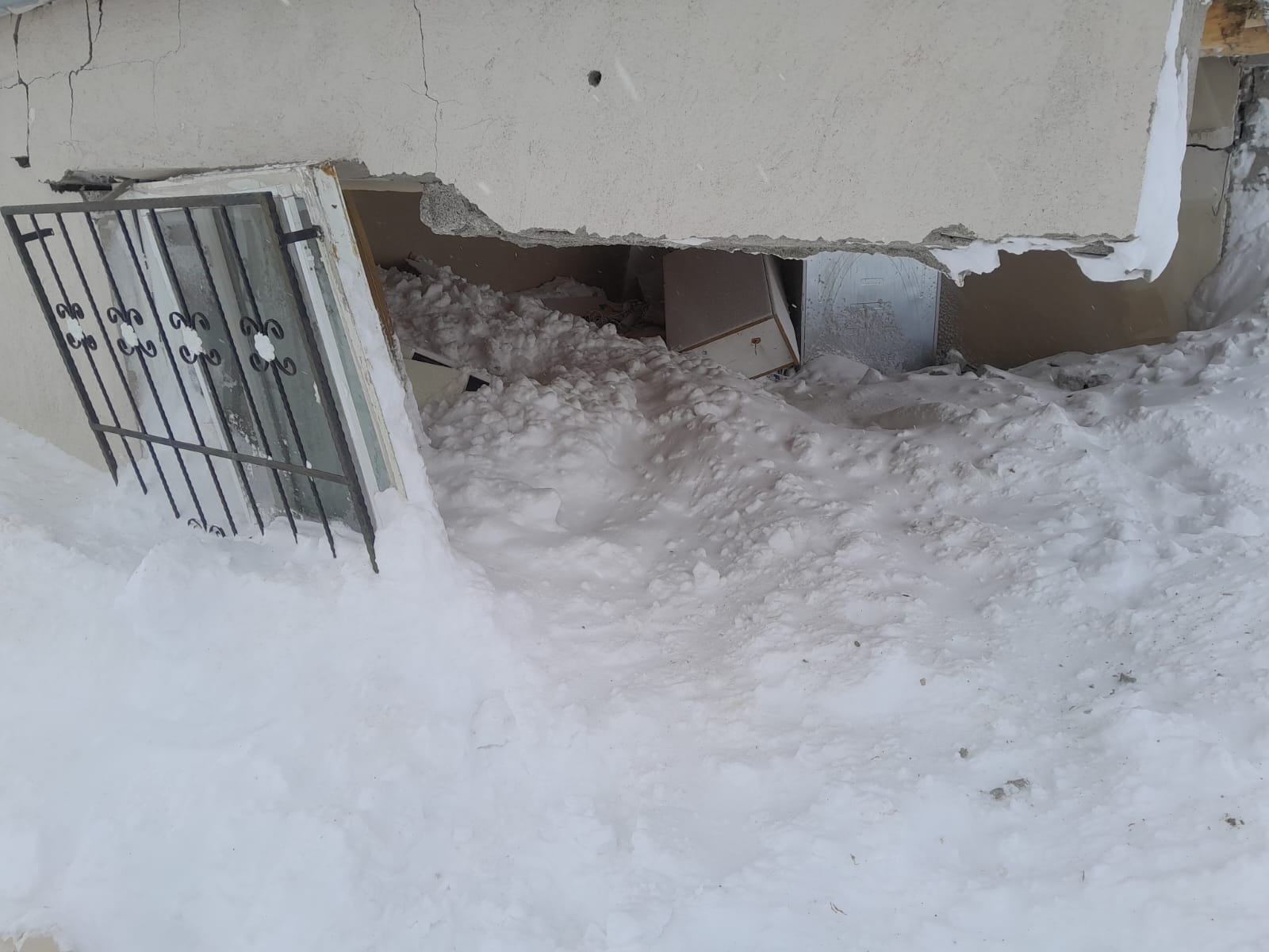 Eve çığ düştü! Anne ve 2 çocuk son anda kurtuldu