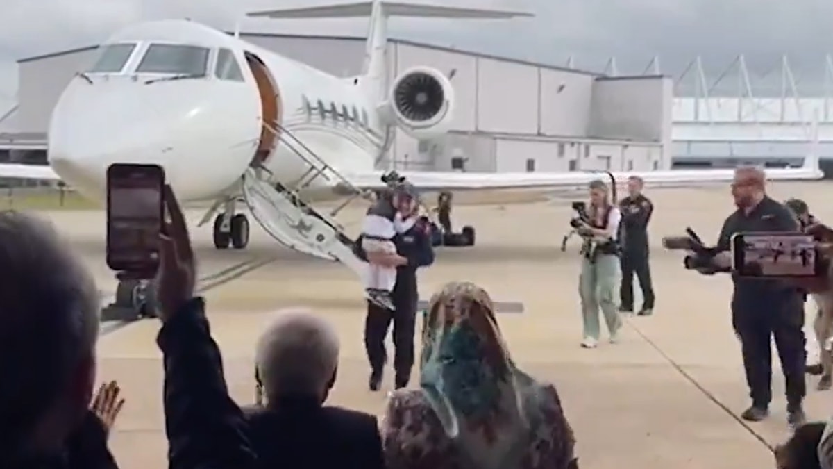 Astronot Alper Gezeravcı'yı ailesi karşıladı