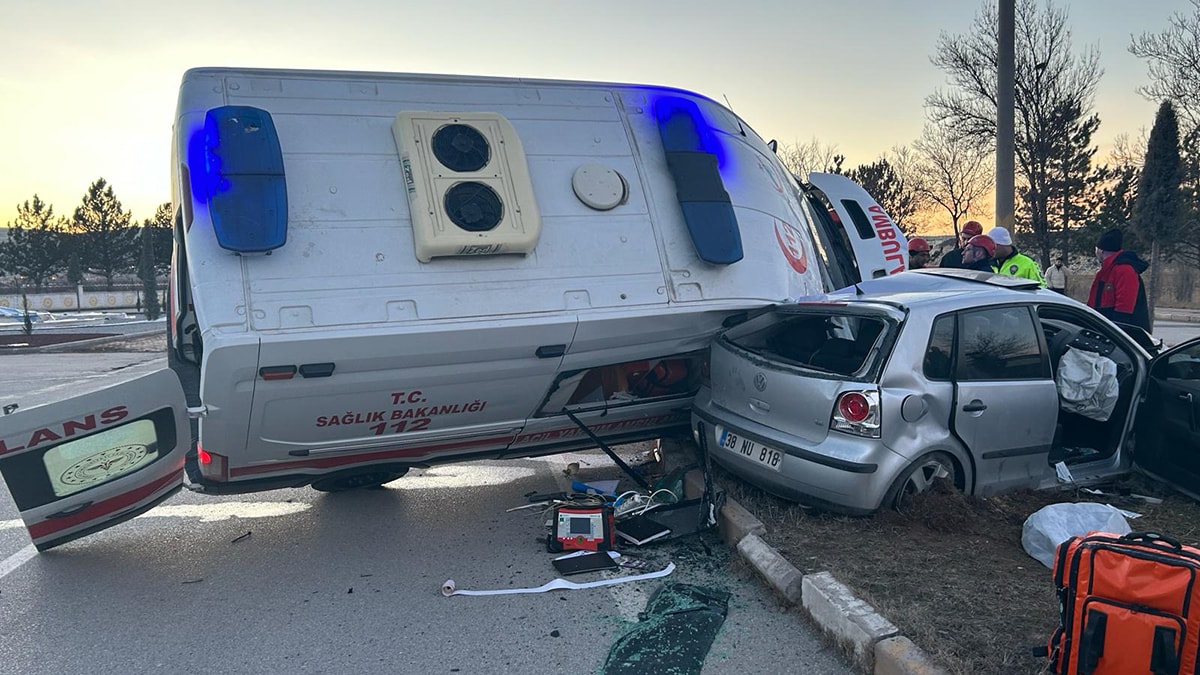 Ambulans kaza yaptı: 3 yaralı