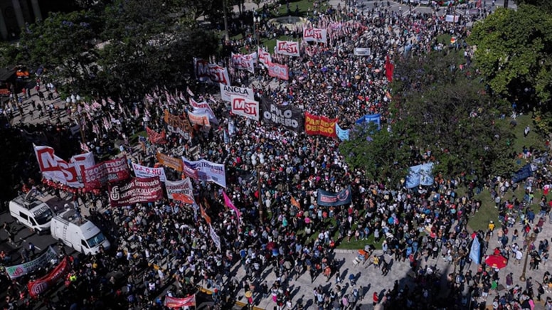 Arjantin'de tansiyon yüksek: Milei'ye karşı protestolarda onlarca kişi yaralandı