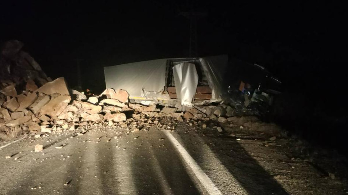 Artvin'de heyelan: Kaya parçalarının isabet ettiği TIR, devrildi