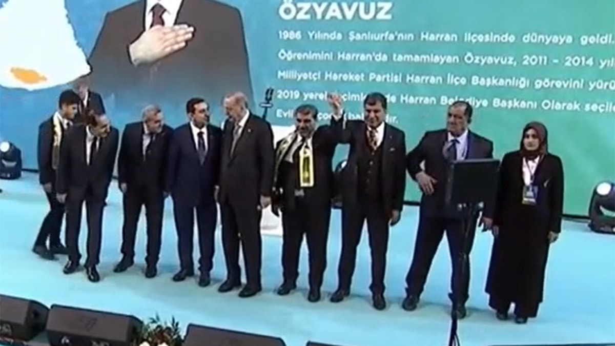 Erdoğan'ın yanında ilginç anlar! MHP'li başkan ne yapacağını şaşırdı