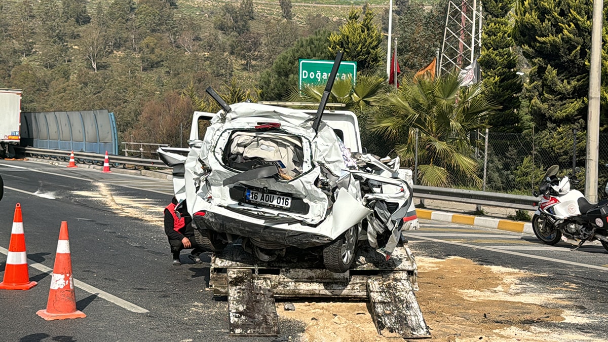 İzmir'de korkunç kaza: TIR'ların arasında 'kağıt' oldu