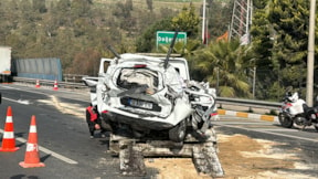 İzmir'de korkunç kaza: TIR'ların arasında 'kağıt' oldu