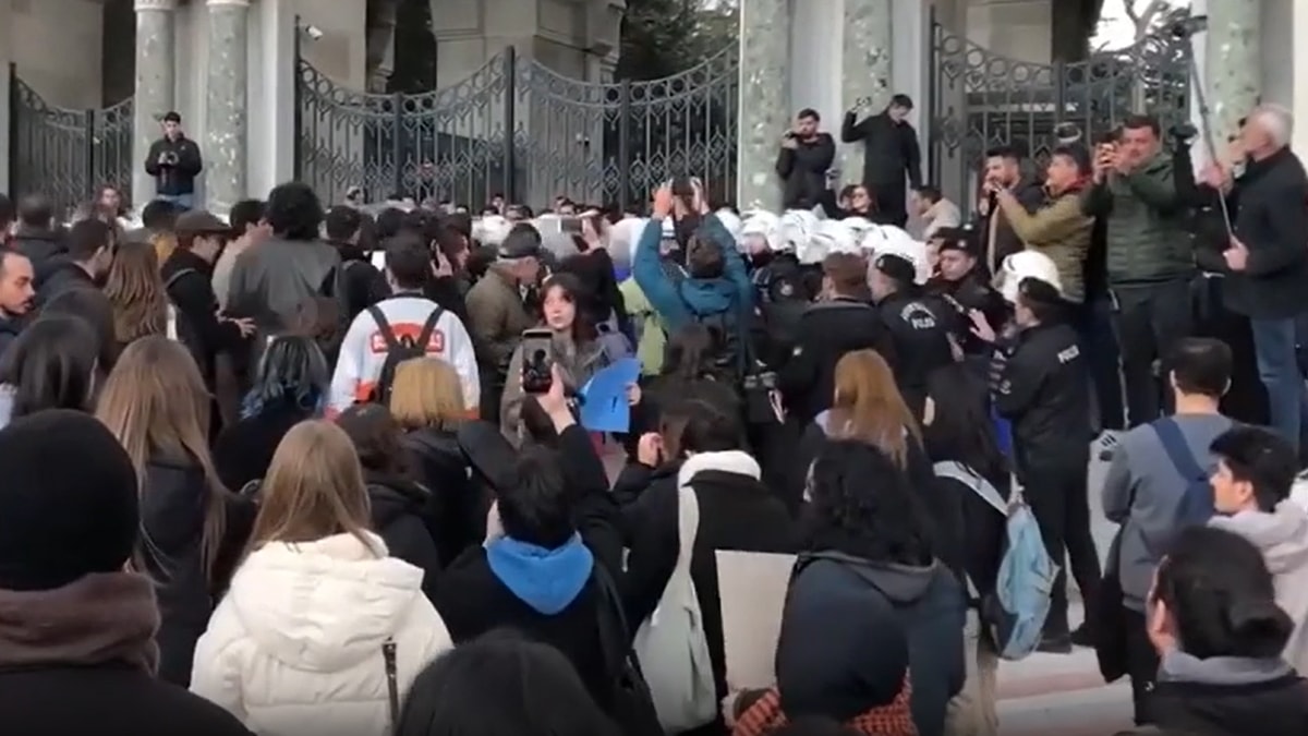İstanbul Üniversitesi'nde 'okulumuz müze değil' eylemine sert müdahale