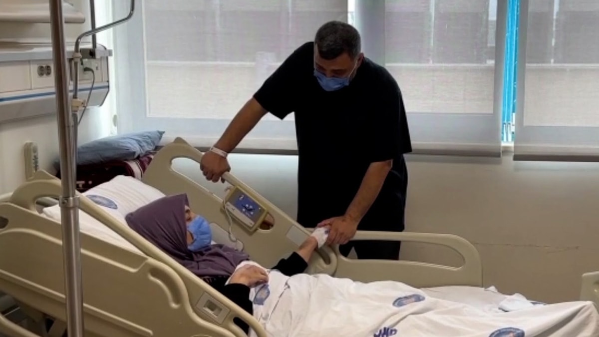 Depremde üzerine siper olduğu eşi, şimdi ona hayat oldu