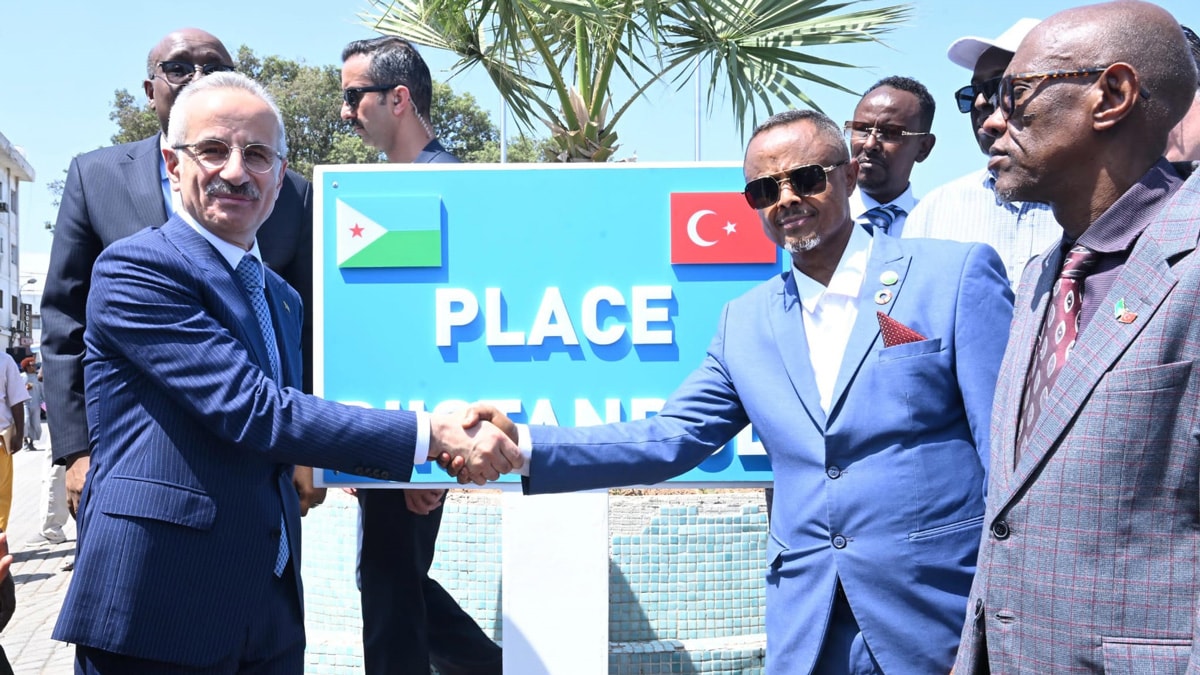 Bakan, depremin yıl dönümünde Cibuti'de meydan açtı