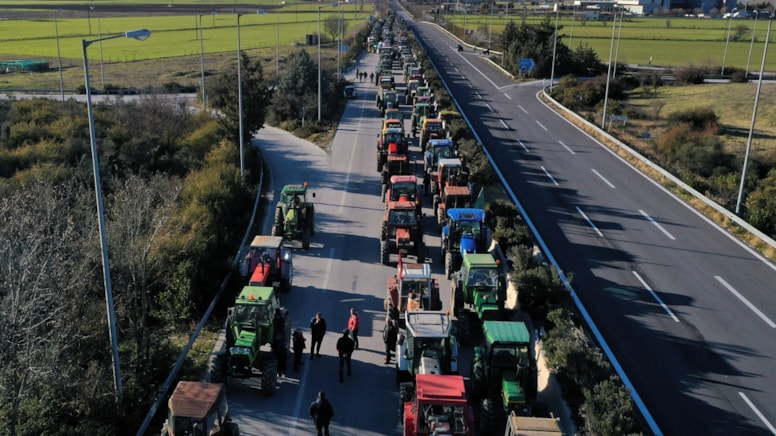 Yunanistan'da çiftçiler sokağa çıktı, hükümet geri adım attı
