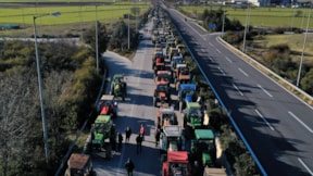 Yunanistan'da çiftçiler sokağa çıktı, hükümet geri adım attı