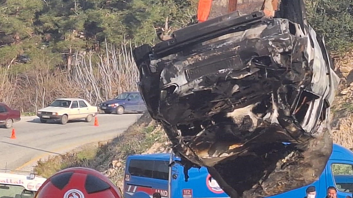 Dereye yuvarlanan otomobilde yanarak can verdi