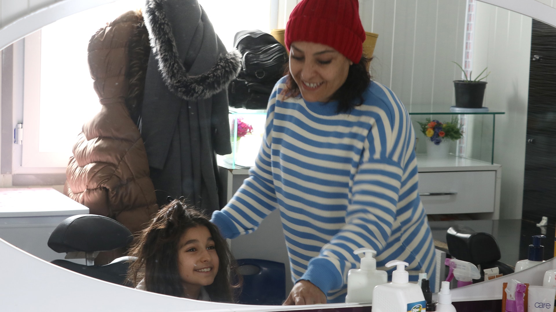 Depremde kaybettiği iki çocuğunun saçını yanından ayırmıyor