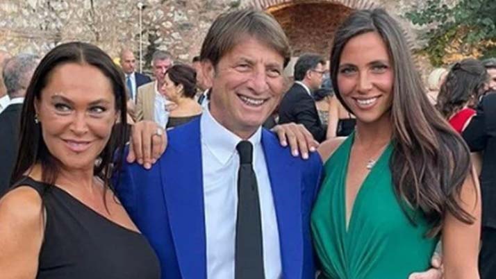 Hülya Avşar'a taklit imza krizi: Postacının başı yandı