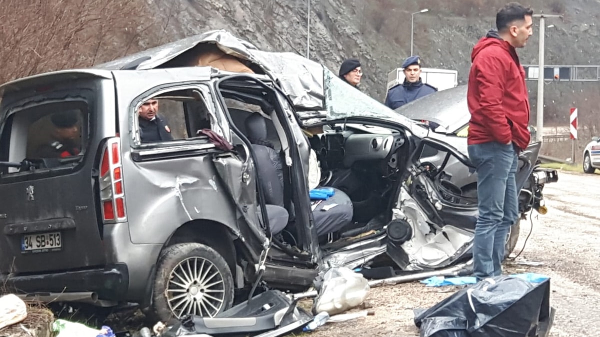 Yakınlarının cenazesine giderken kaza yaptılar: Ölü ve yaralılar var