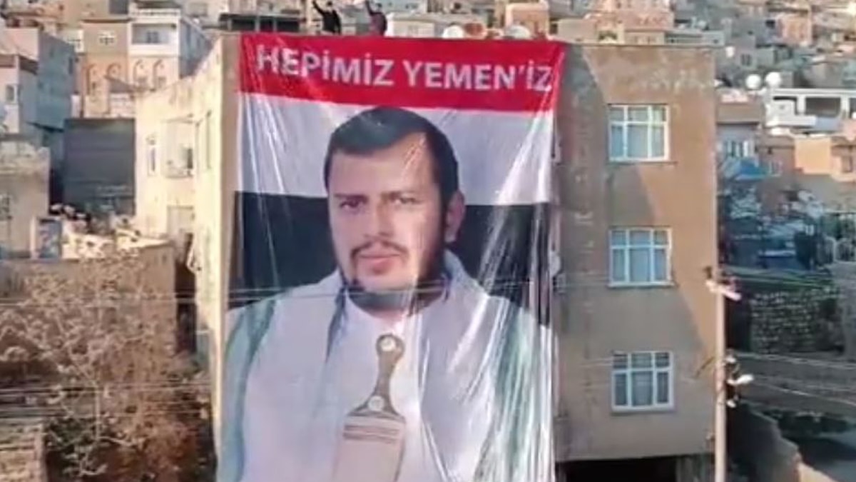 Mardin'de Husi liderinin posteri asıldı