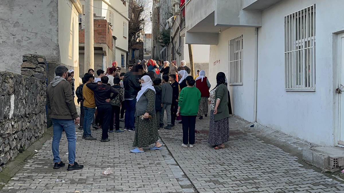 İşitme engelli çocuk, kolundan bıçaklandı