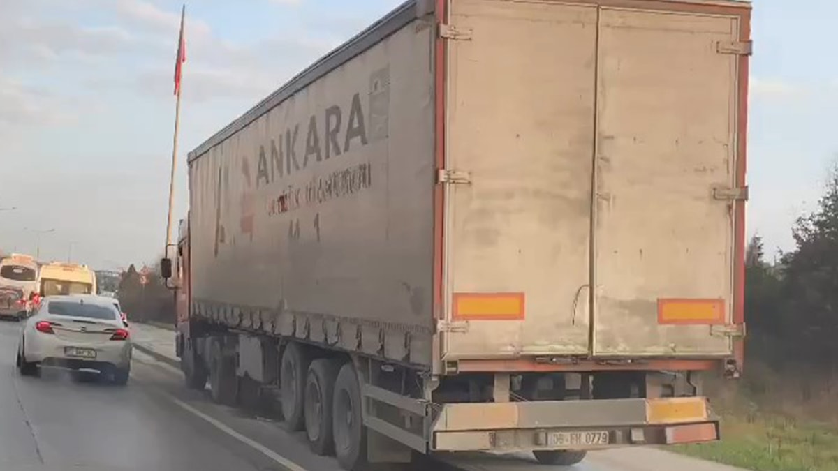 Kaldırımda giden TIR şoförüne ceza