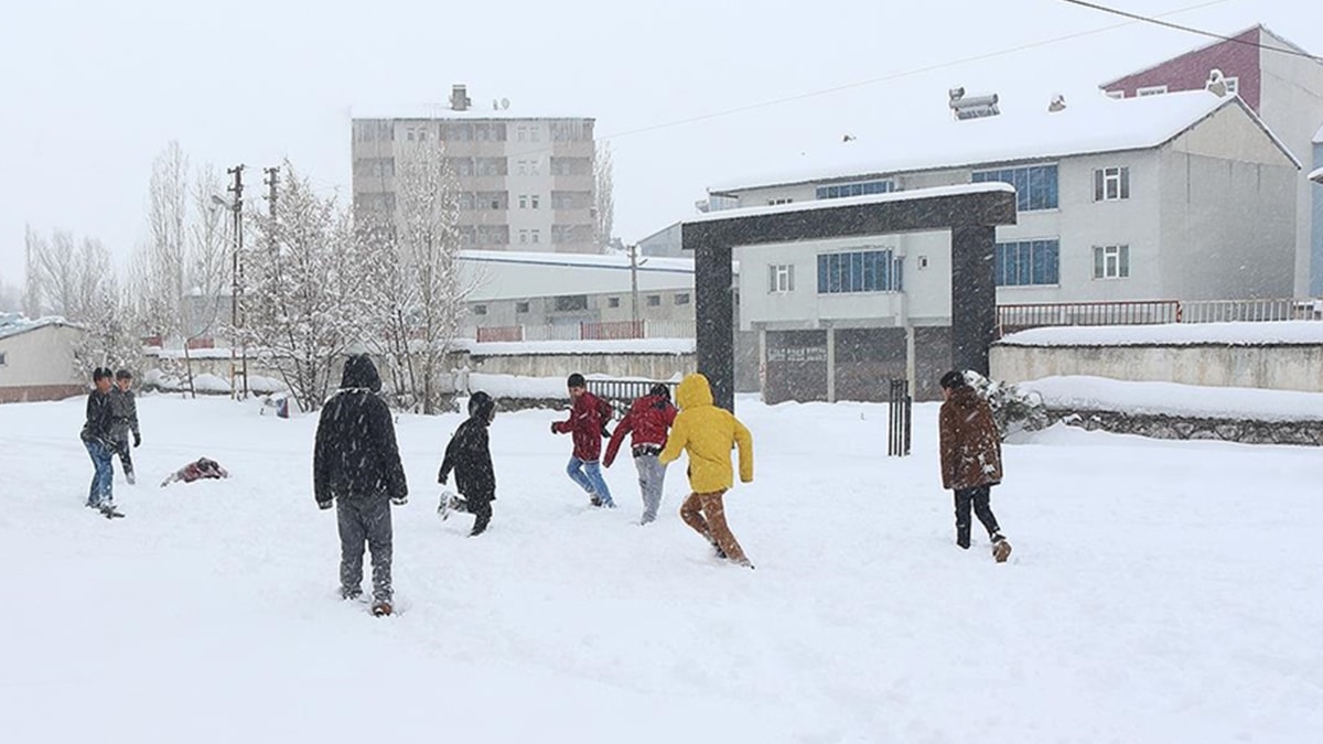 Ağrı ve Van'da eğitime kar engeli