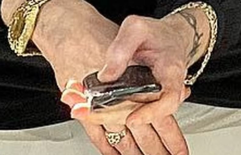 Eminem, eski model telefonuyla gündem oldu - Resim : 2