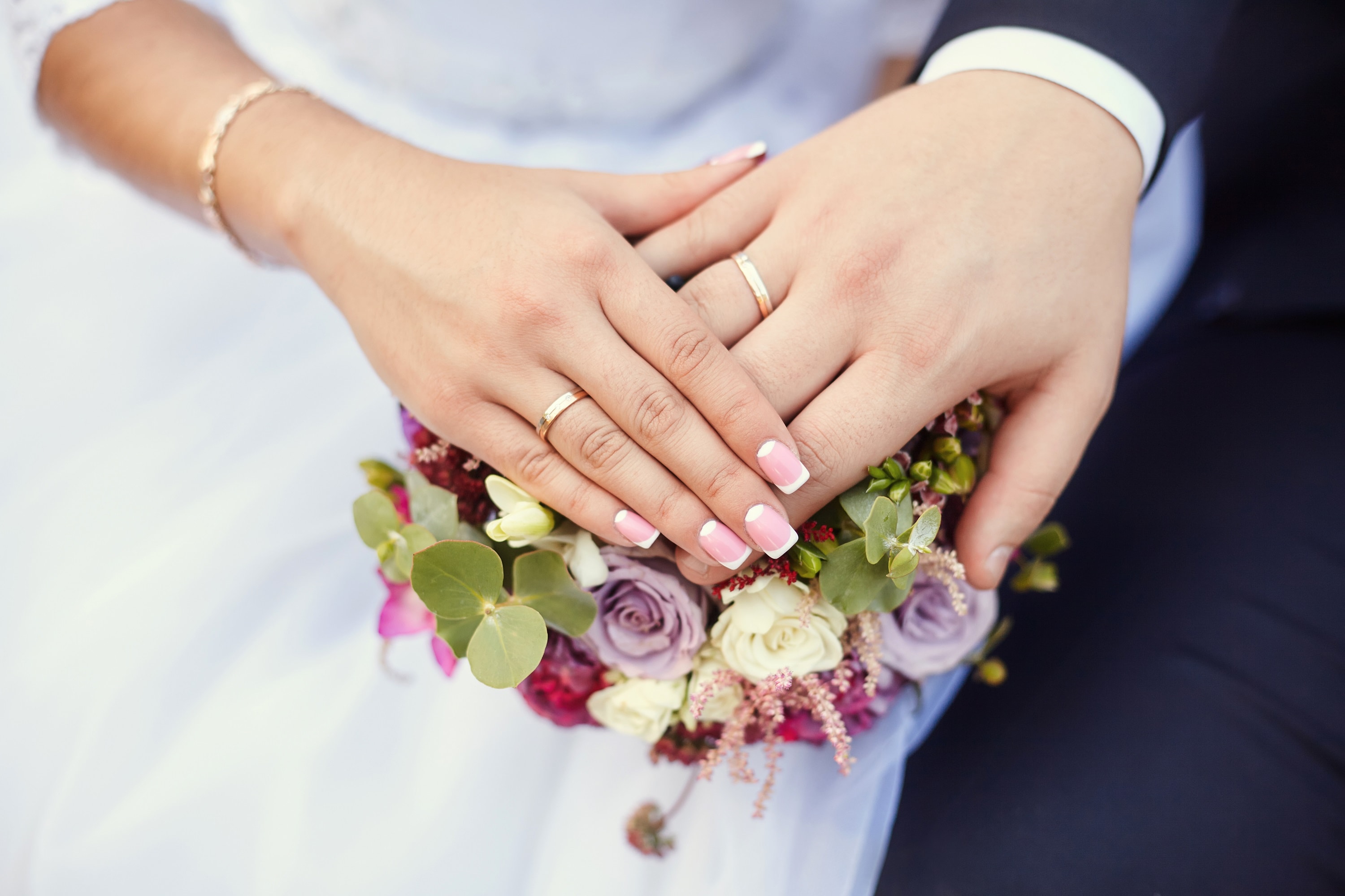 О скором замужестве. Невеста на руках у жениха. Замужество. Удачное замужество. Обручальные кольца для карты желаний.