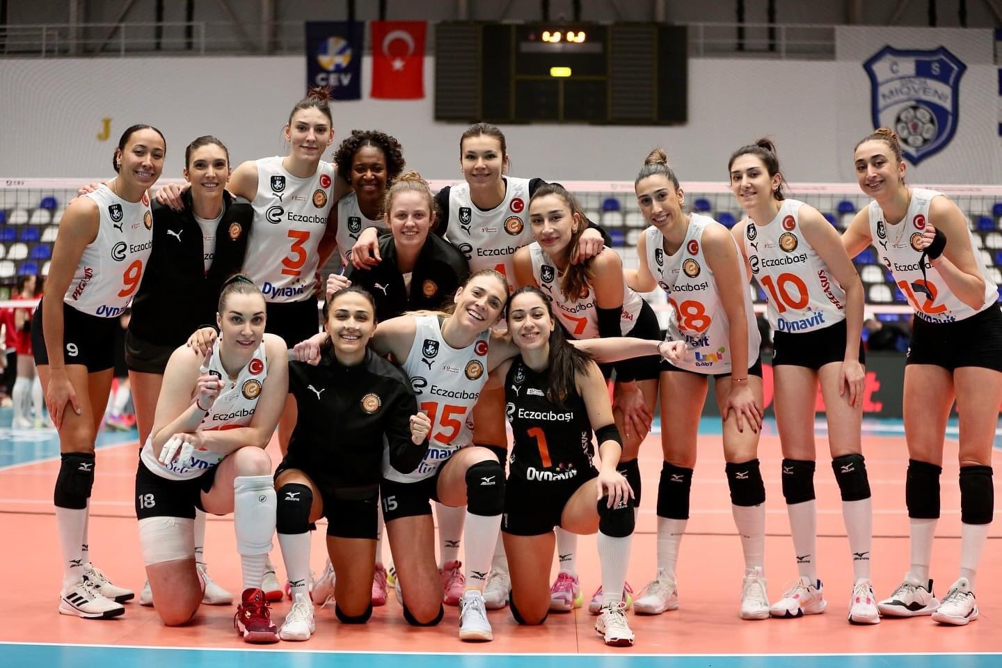 Eczacıbaşı Dynavit, CEV Şampiyonlar Ligi'nde çeyrek finale yükseldi