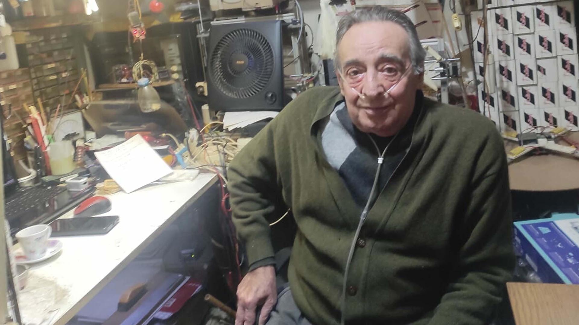 Elektronik mühendisi, 50 yıllık birikimini öğrencilere bağışladı