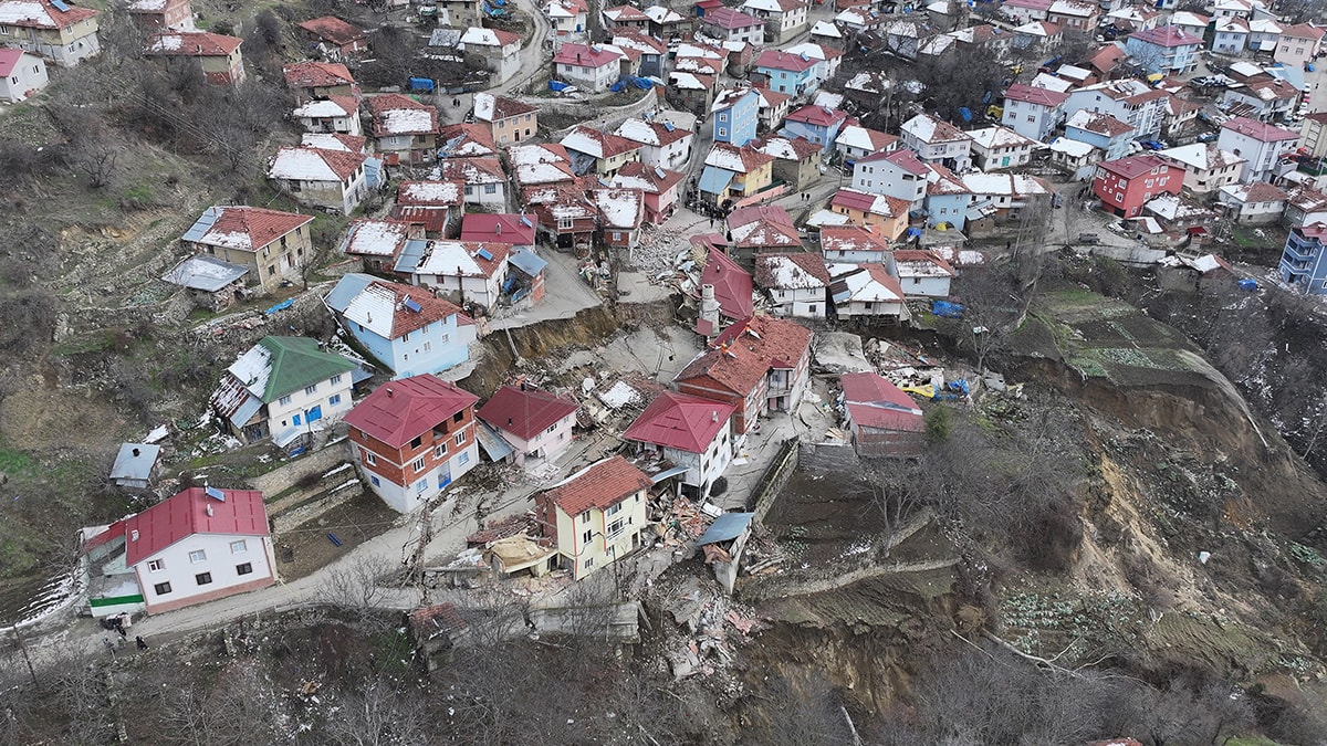 Heyelan sonrası 4 ev ile 1 cami yıkıldı