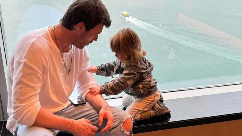 Tatlıtuğ ailesi Hong Kong'da tatilde