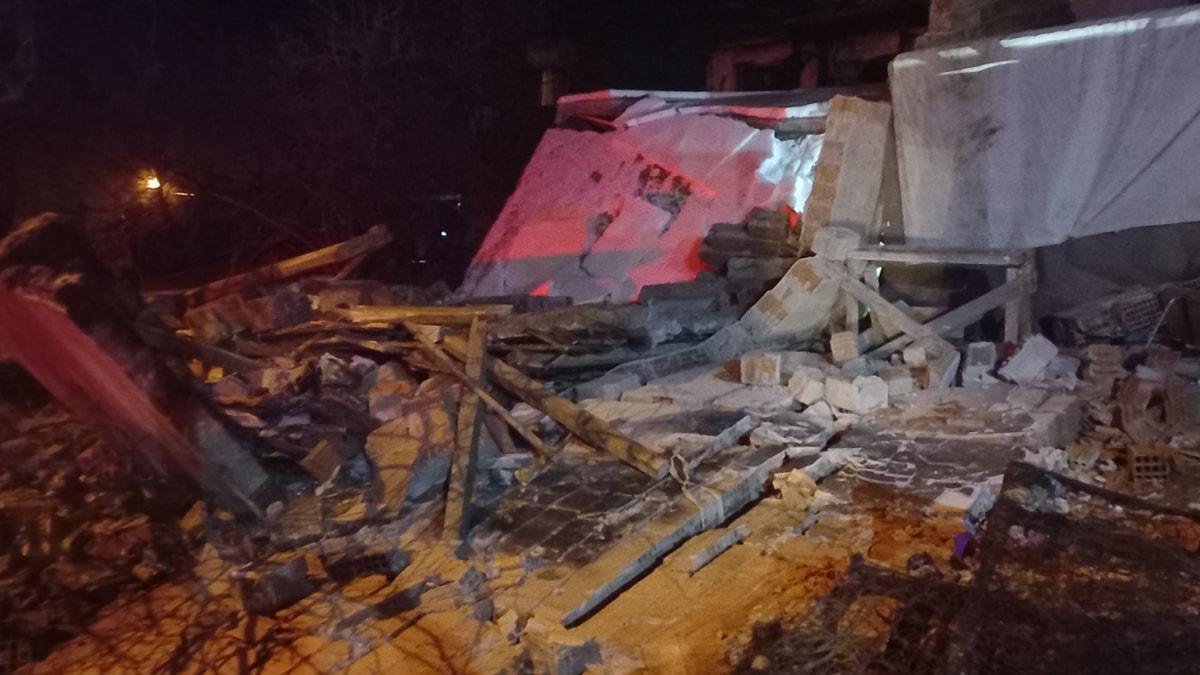 Malatya'da metruk bina çöktü