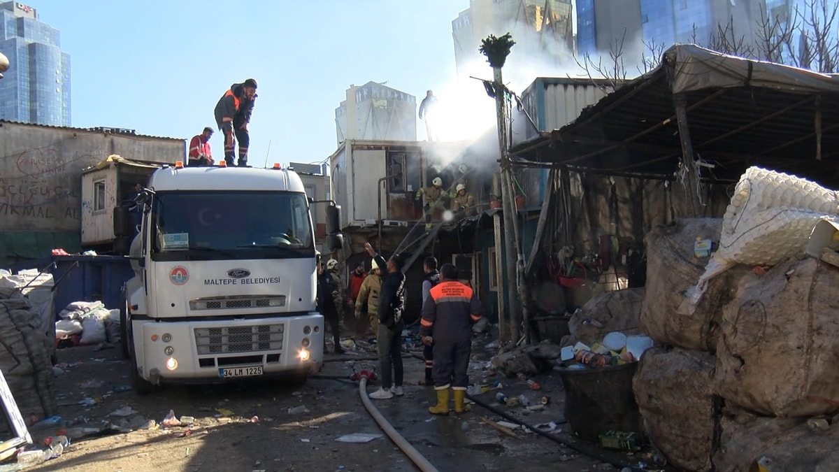 Geri dönüşüm işçilerinin kaldığı konteynerde yangın