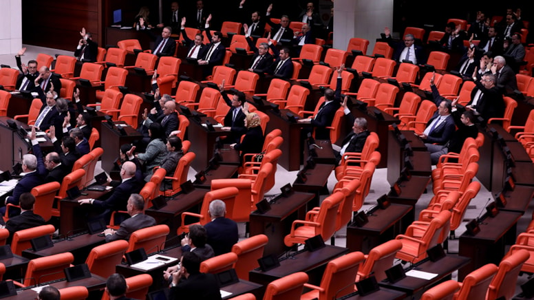 AKP çoğunluğu sağlayamadı, oturum kapandı