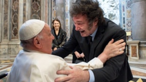 'Yahudi olacağım' diyen Arjantin lideri fikir değiştirdi, Papa'ya sarıldı