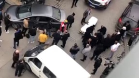 Minibüs sürücüsü, polis memuru ve annesini yaraladı