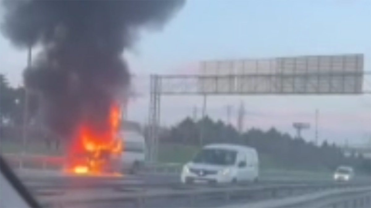 İçi yolcu doluydu, servis minibüsü alevlere teslim oldu